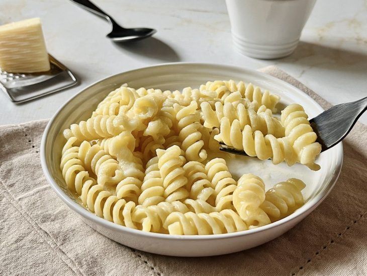 Molho alfredo tradicional servido.