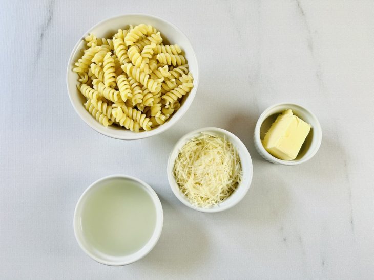 Ingredientes separados sobre a bancada.