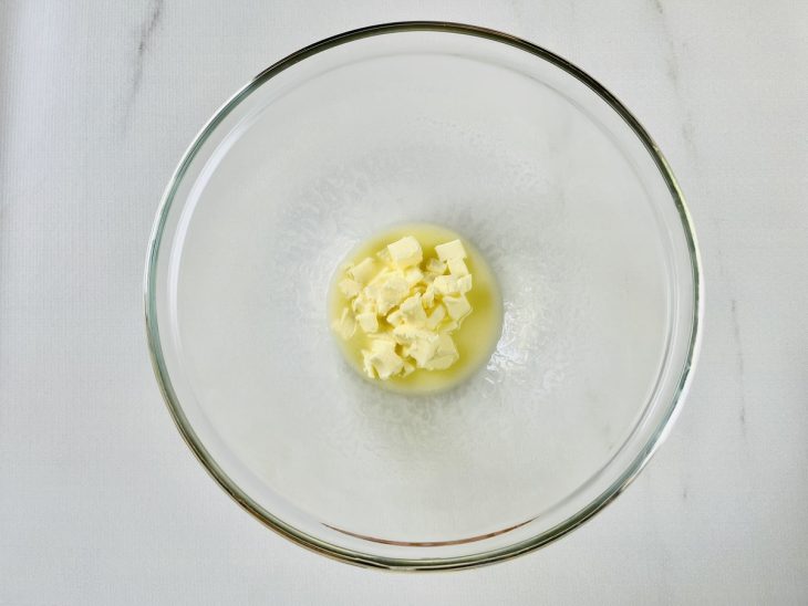 Manteiga derretendo no recipiente.