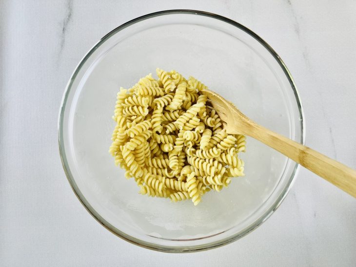 Porção de macarrão na tigela.