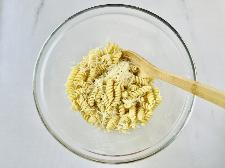 Parmesão ralado adicionado à mistura.