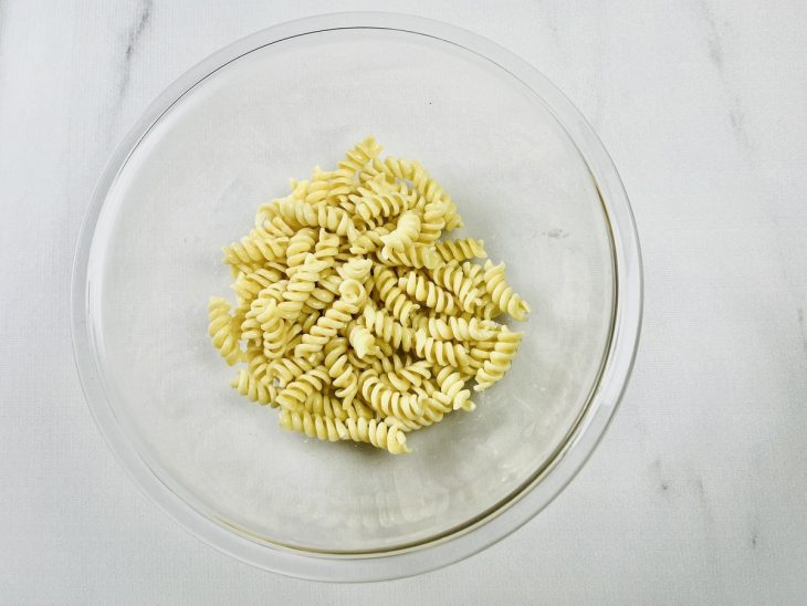 Água do cozimento adicionada ao macarrão.