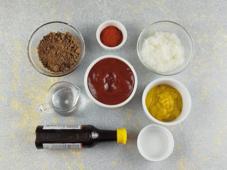 Ingredientes separados sobre a bancada.