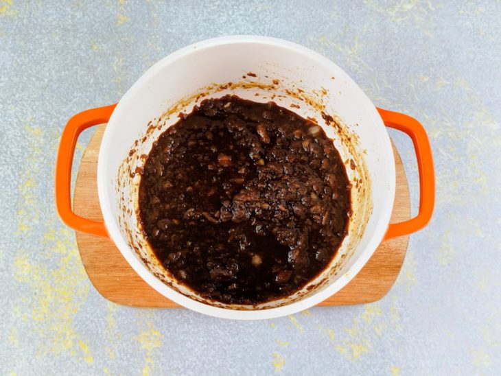 Cebola caramelizando na panela.