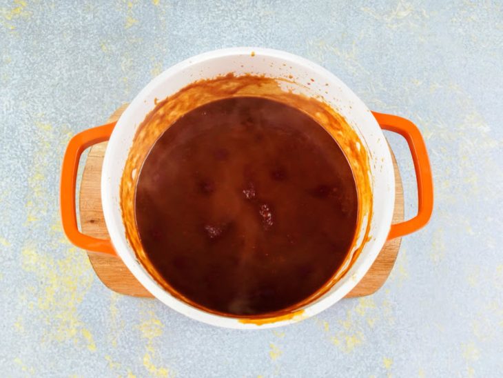Molho barbecue fervendo na panela.