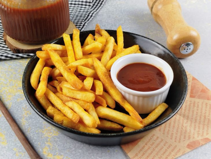 Molho barbecue caseiro com batata frita.