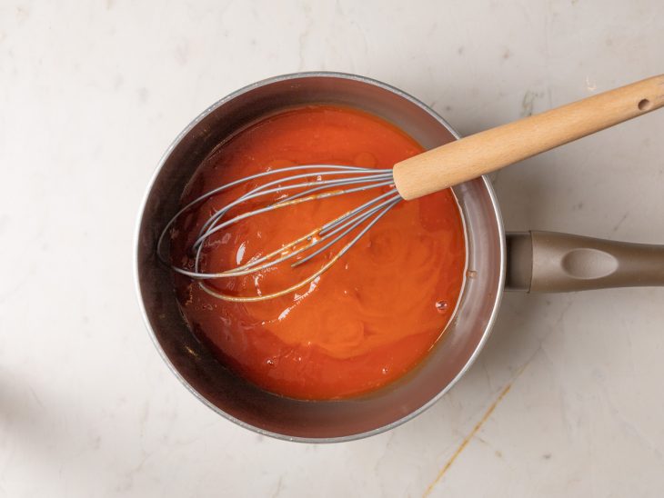 Molho de tomate e ketchup colocados numa panela.