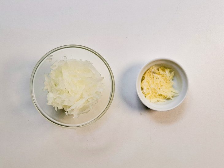Em tigelinhas, a cebola ralada e o alho triturado.