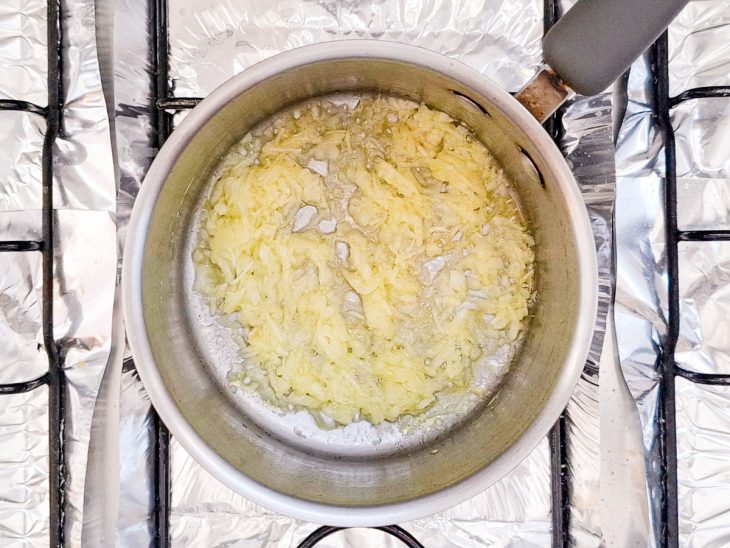 Em uma panela, o alho e a cebola refogado no azeite.