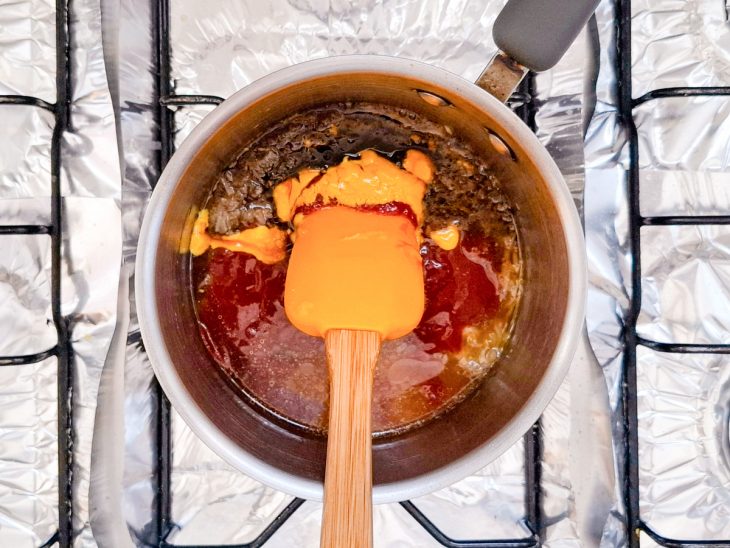 Ainda na panela, o açúcar, o molho inglês, o vinagre de álcool, o ketchup, a mostarda e a água adicionados.
