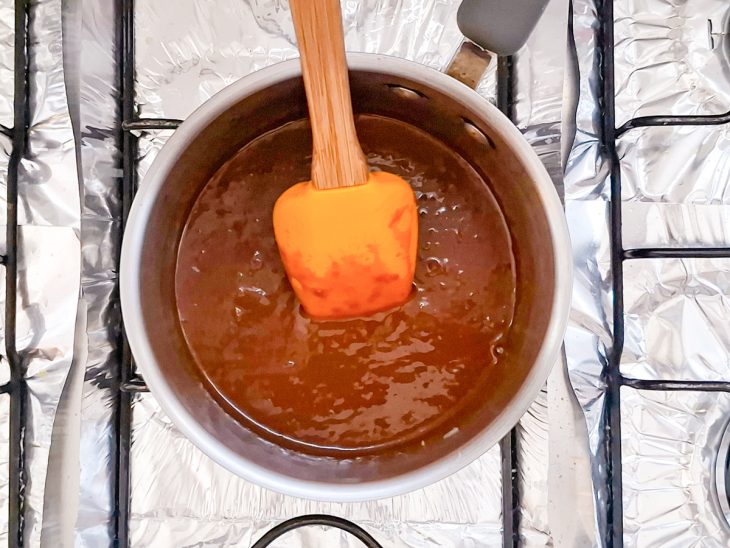 Na panela, a espátula mostrando a textura do molho.