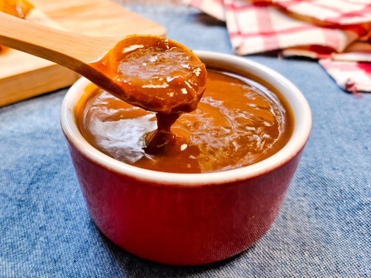 Molho pronto, transferido para um ramequim.