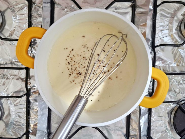 Panela no fogão com o molho e temperos.
