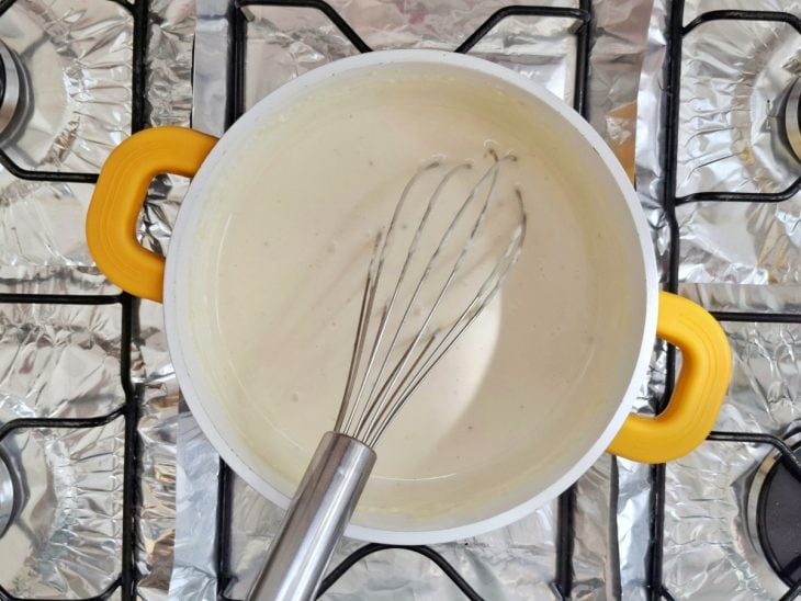 Panela no fogão com o molho ao ponto.