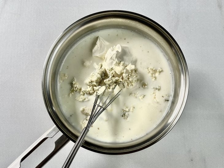Requeijão e queijo gorgonzola adicionados na panela.