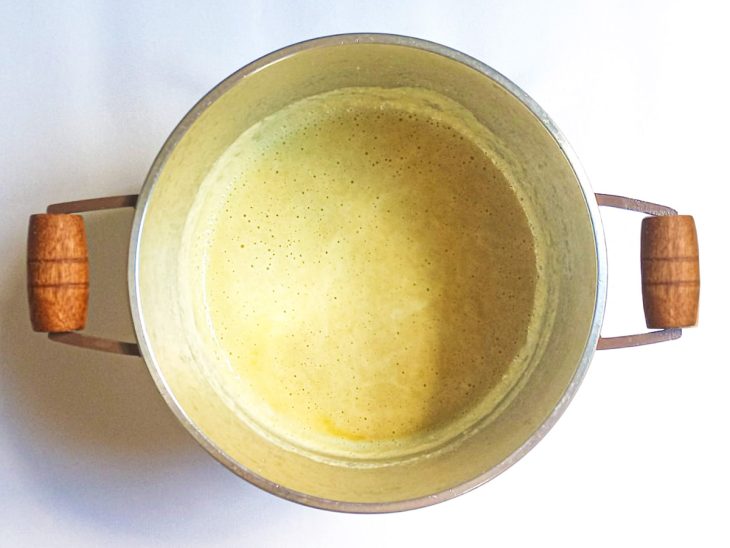 Uma panela com a mistura do roux.