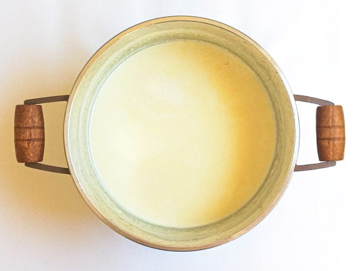 Uma panela com o roux, leite e farinha.