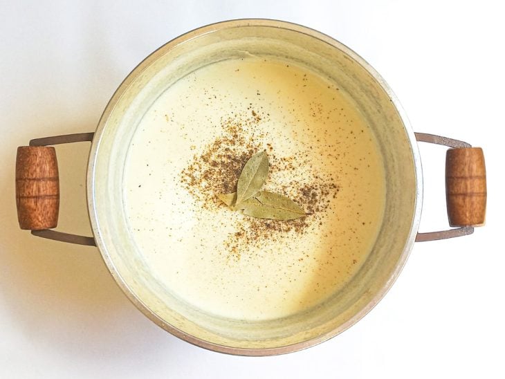 Uma panela com o roux, leite, farinha e temperos.