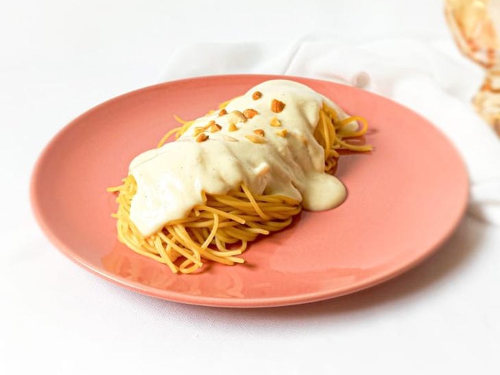 Um prato com macarrão e molho bechamel fácil e rápido.