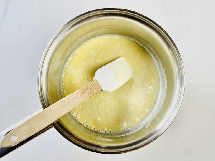 Panela com manteiga e farinha misturadas com a espátula.