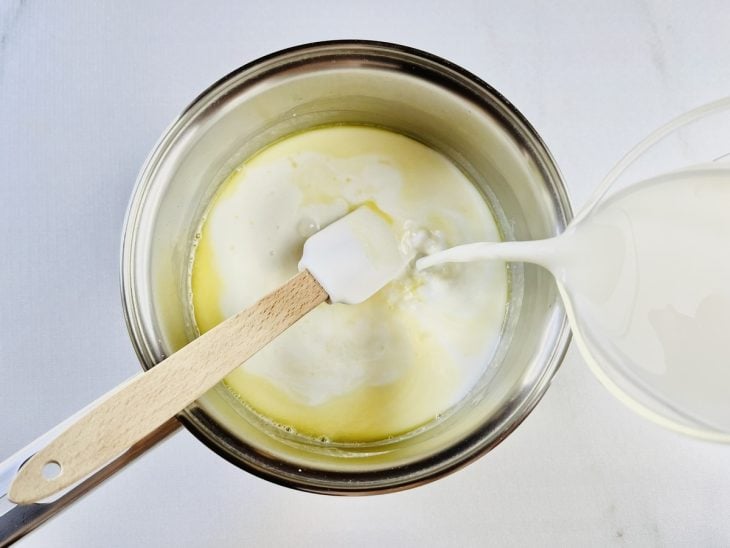 Leite despejado na panela com os outros ingredientes do molho.