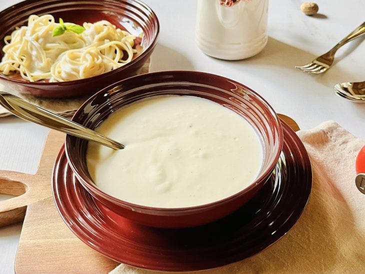 Um recipiente com molho bechamel simples.