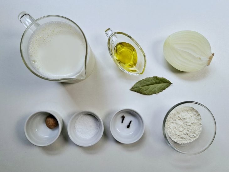 Ingredientes para a receita reunidos em uma bancada.