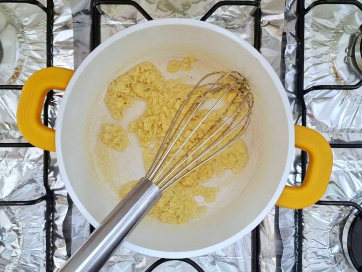 Pastinha de farinha formada na panela.