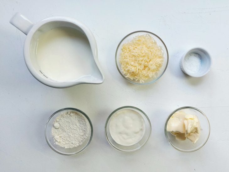 Uma bancada com os ingredientes separados.