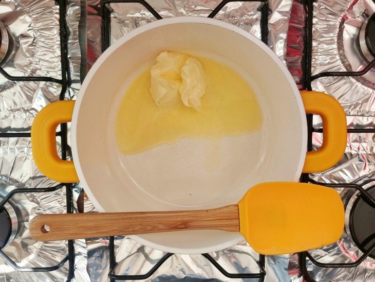 Uma panela com margarina a derreter.
