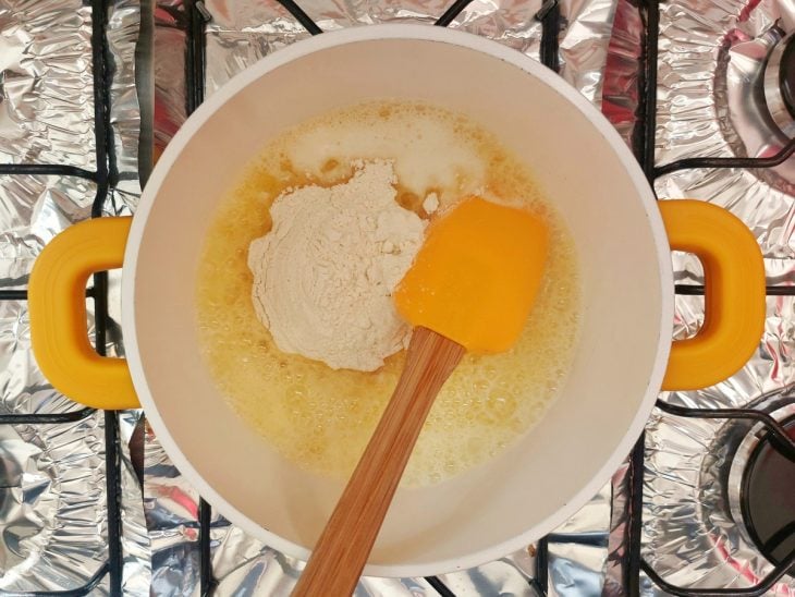 Uma panela com margarina e farinha peneirada.