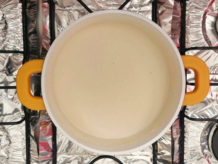 Uma panela ao fogo com a mistura de todos os ingredientes.