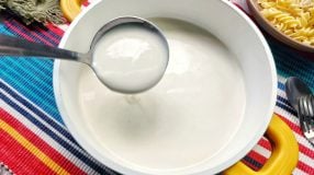 Molho branco com creme de leite e queijo