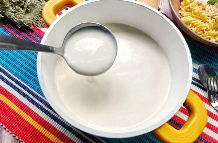 Molho branco com creme de leite e queijo
