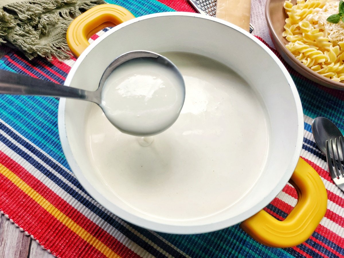 Molho branco com creme de leite e queijo