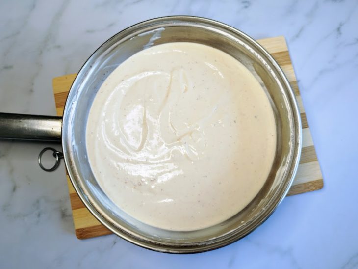 Uma panela com a mistura de todos os ingredientes do molho.