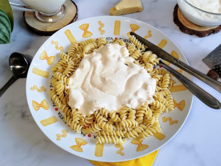 Um prato contendo molho branco com creme de leite e requeijão.