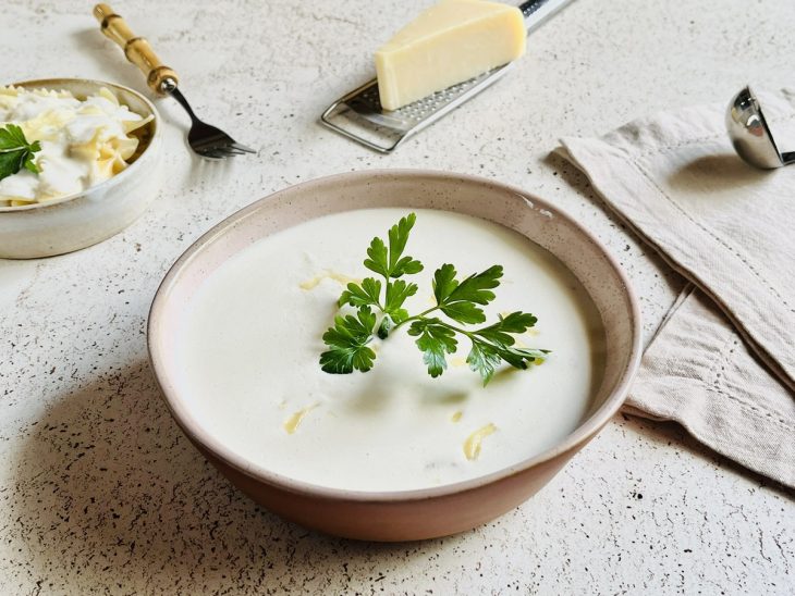 Molho branco para macarrão pronto para consumo.