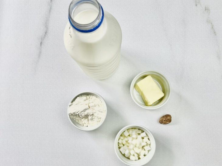 Ingredientes reunidos na bancada.