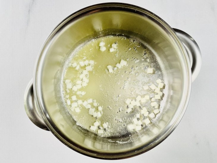 Na panela, cebola refogada e dourada.