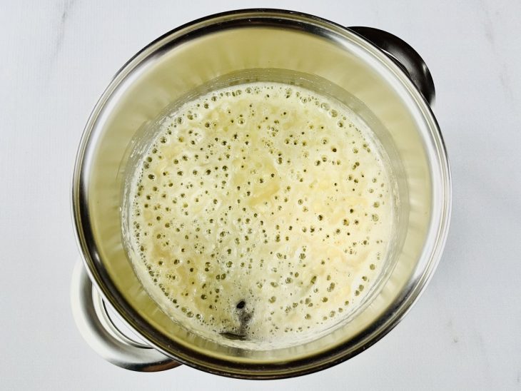 Na panela com a cebola, a farinha de trigo adicionada.