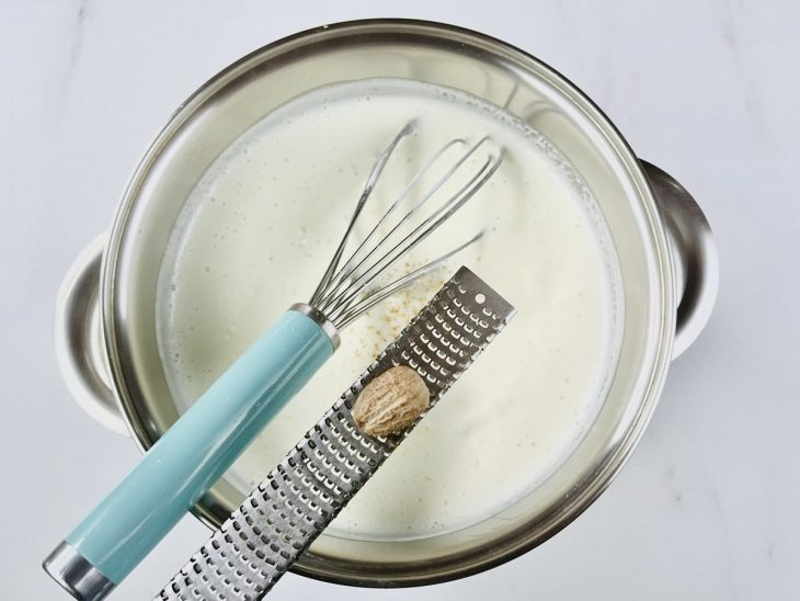 Na panela, noz-moscada adicionada a mistura.