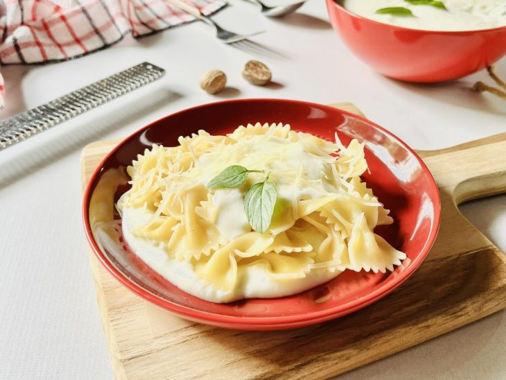 Molho pronto, servido com macarrão.