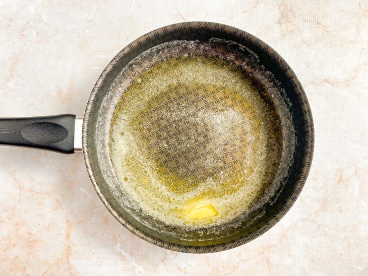 Margarina derretida em uma frigideira.