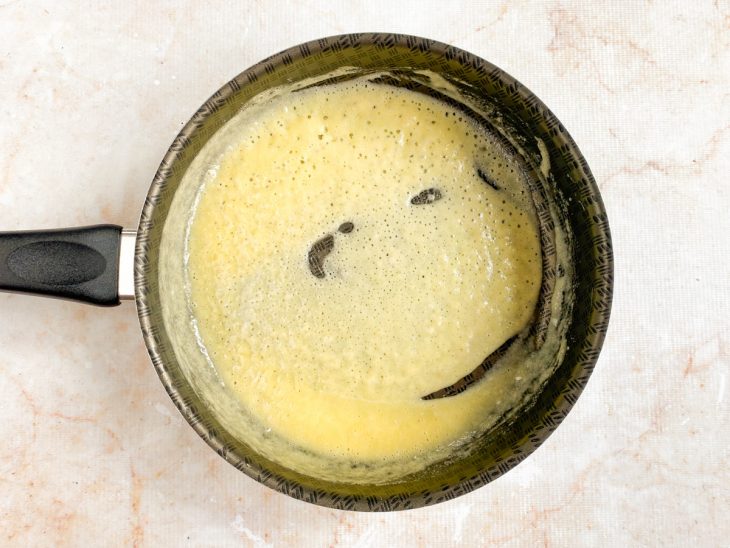 Farinha de trigo adicionada a frigideira com margarina.