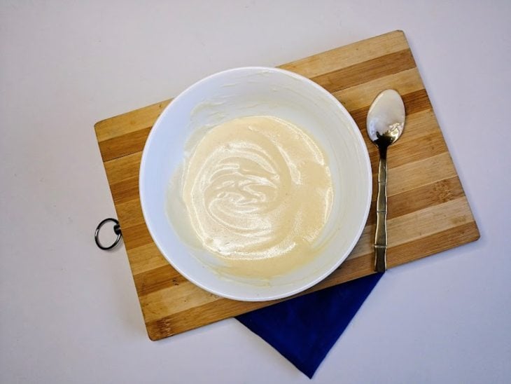 Um recipiente com iogurte grego, mostarda e azeite.