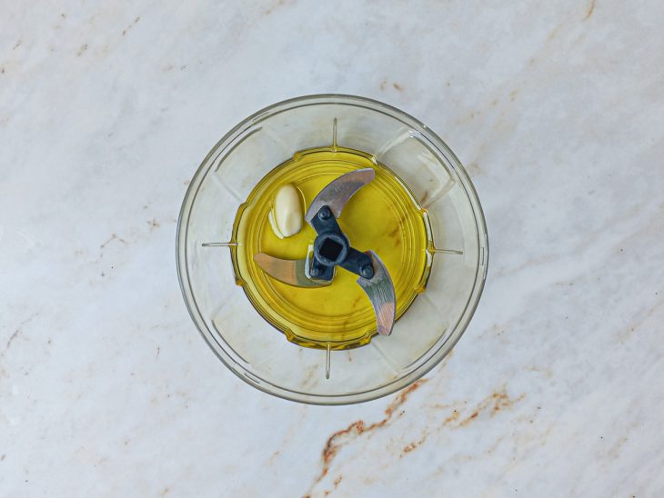 Azeite e um dente de alho no liquidificador.
