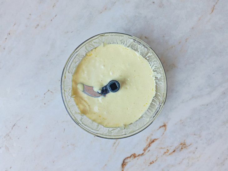 Suco de limão, parmesão, mostarda e creme de leite batendo.