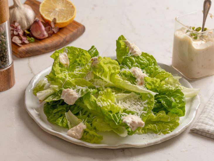 Prato com salada de alface temperada com o molho caesar tipo Outback.
