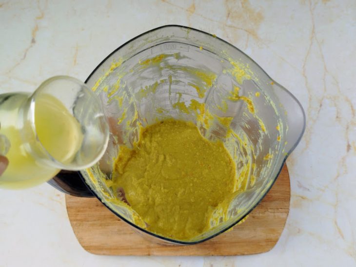 Suco limão adicionado na mistura batida do liquidificador.
